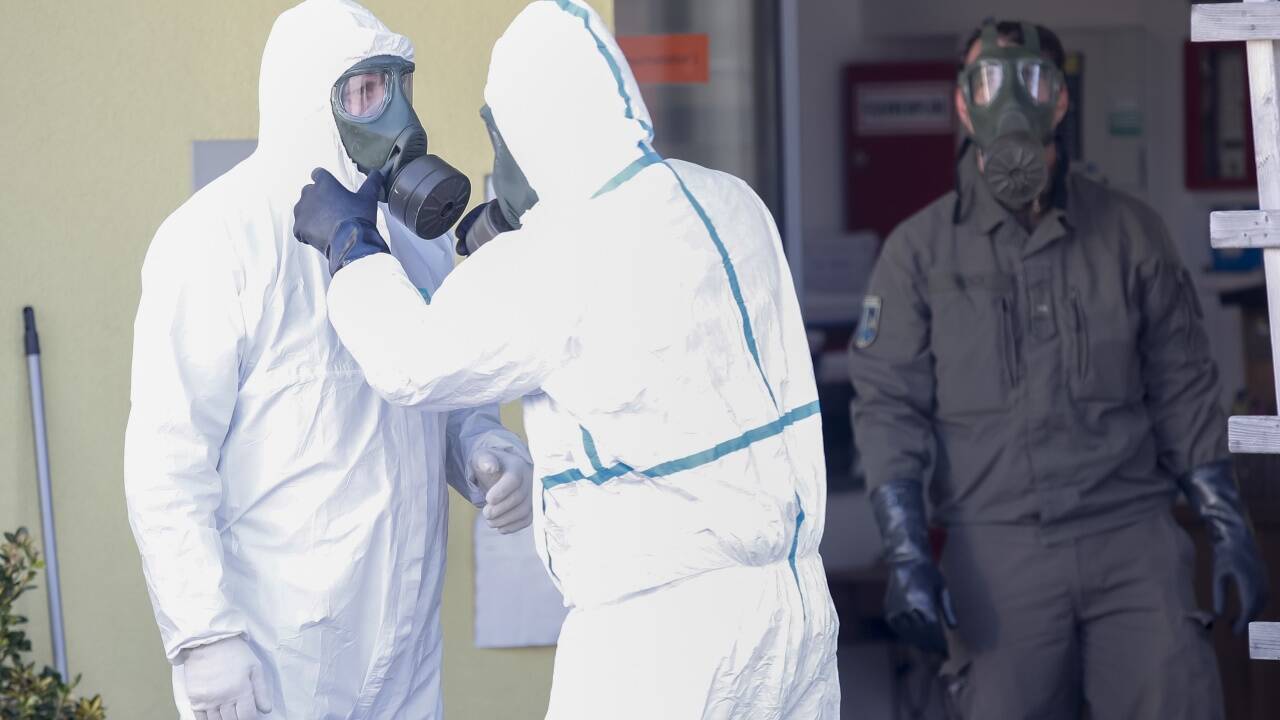 Nach einem Corona-Ausbruch in einem privaten Pflegeheim in St. Lorenzen im Mürztal musste im November 2020 das Bundesheer einspringen – im Bild ein ABC-Abwehrtrupp, der sich auf die Desinfektion der Einrichtung vorbereitete. 