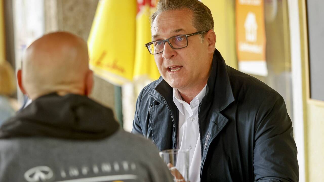Mitglieder gewinnen, so lautet das Ziel von HC Strache. Am Freitagabend suchte er sich dafür eine Pizzeria in Salzburg-Gnigl aus.   Mitglieder gewinnen, so lautet das Ziel von HC Strache. Am Freitagabend suchte er sich dafür eine Pizzeria in Salzburg-Gnigl aus.