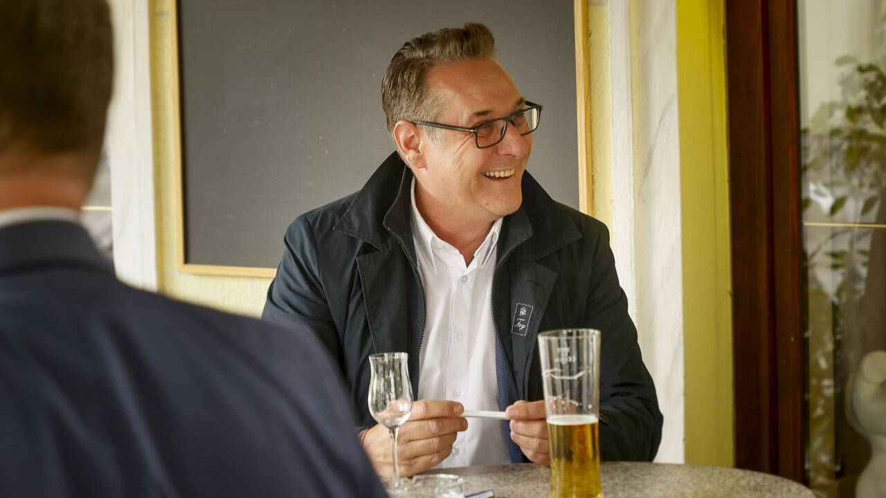 Strache am Freitag um 16.30 Uhr in Salzburg-Gnigl. Ein Corona-Schnelltest, den er in der Hand hat, ist auch für ihn Pflicht, wenn er ins Gasthaus will.   Strache am Freitag um 16.30 Uhr in Salzburg-Gnigl. Ein Corona-Schnelltest, den er in der Hand hat, ist auch für ihn Pflicht, wenn er ins Gasthaus will.