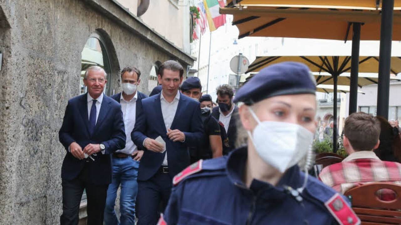 Wilfried Haslauer und Sebastian Kurz in der Salzburger Altstadt.  