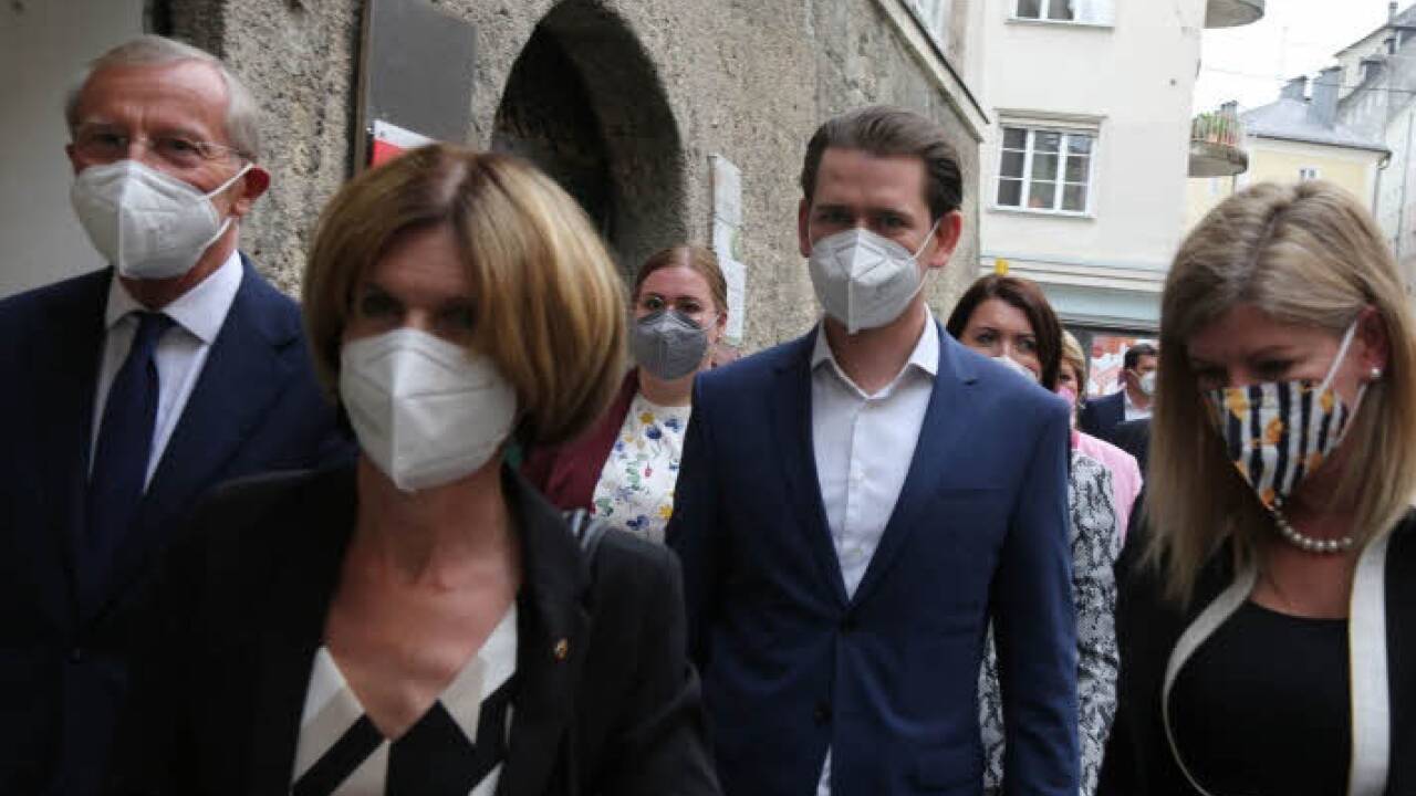 Wilfried Haslauer und Sebastian Kurz in der Salzburger Altstadt.  