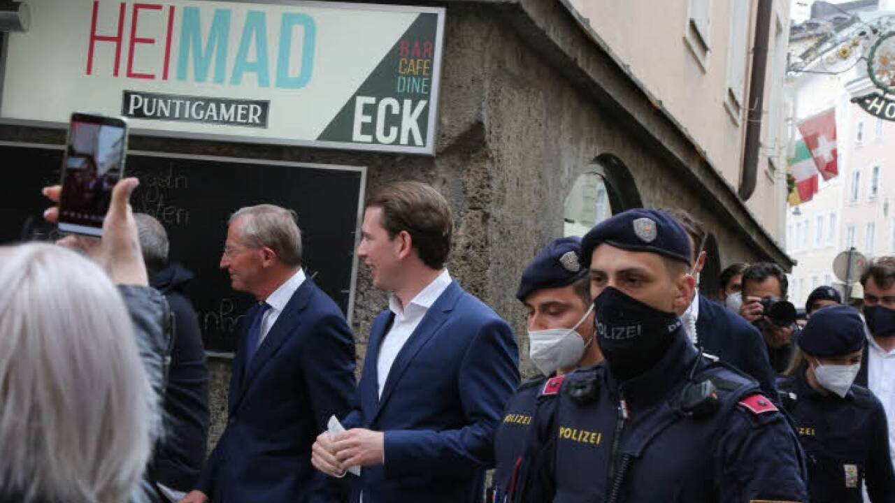 Es war ein lautstarker Empfang, den rund 20 Demonstranten Bundeskanzler Sebastian Kurz in der Salzburger Altstadt bereiteten.  