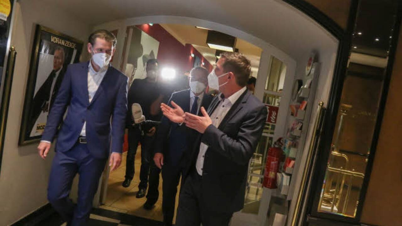 Alexander Krammer führte Sebastian Kurz und Wilfried Haslauer durchs Mozartkino. 