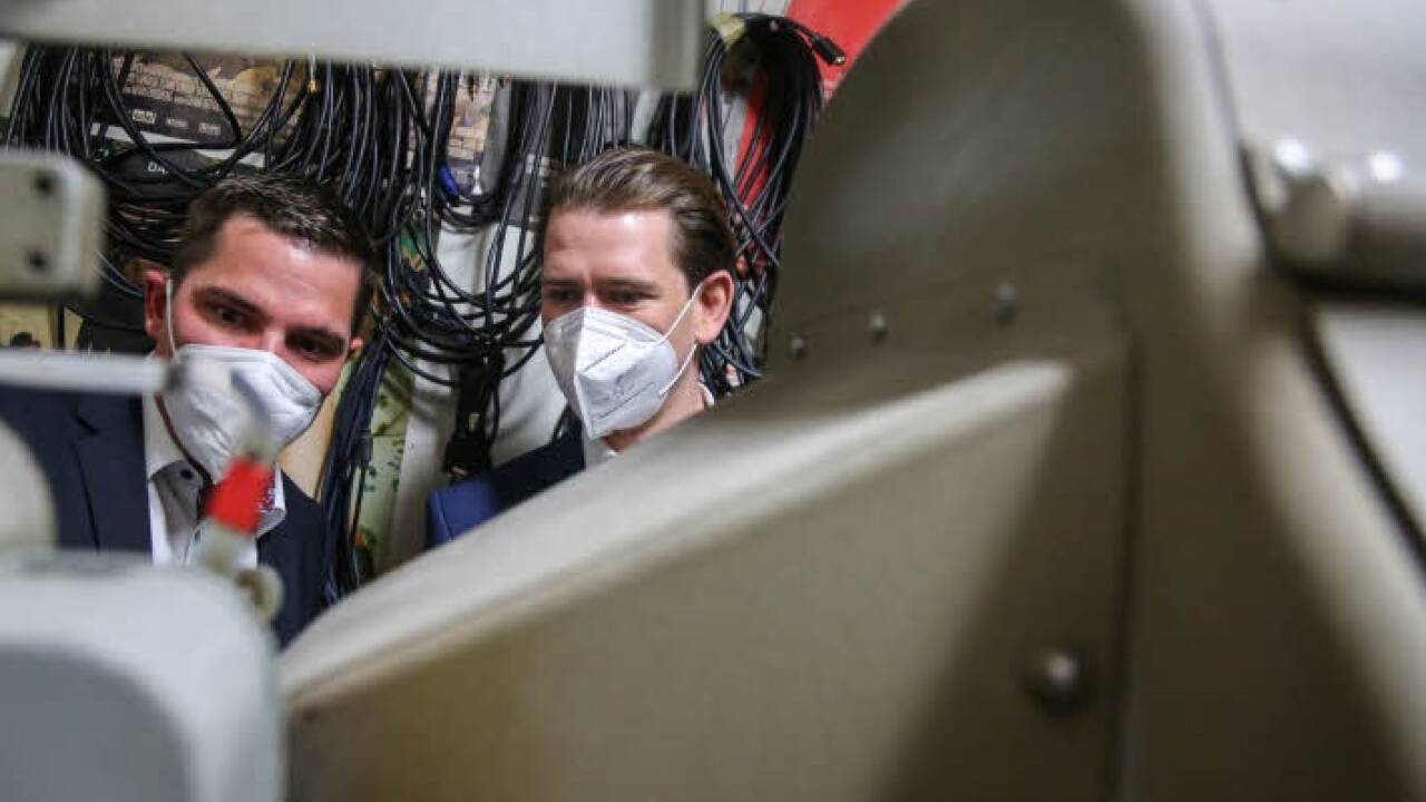 Sebastian Kurz ließ sich von Alexander Krammer die Technik im Mozartkino zeigen. 