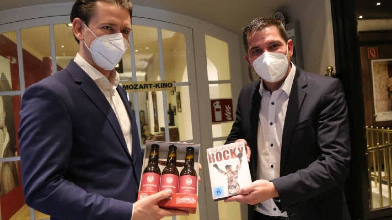 Von Alexander Krammer gab es einen Rocky-Film und Bier für den Bundeskanzler. 