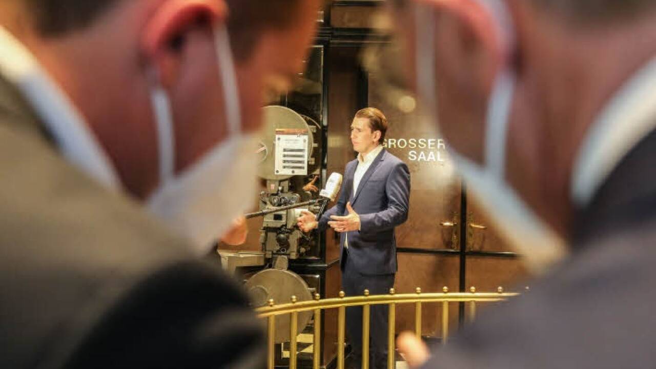 Während der Bundeskanzler ein TV-Interview gibt, unterhält sich Wilfried Haslauer mit Alexander Krammer. 