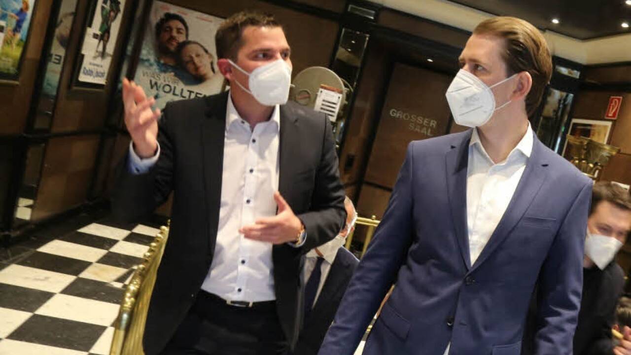 Alexander Krammer führte Sebastian Kurz durchs Mozartkino. 
