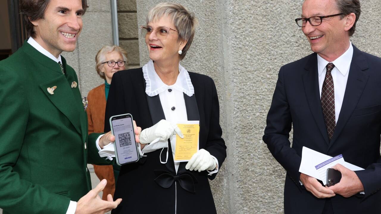Fürstin Gloria Thurn und Taxis (Mitte), Pierre Pelegry (links) und Galerist Thaddaeus Ropac (rechts) mit unterschiedlichsten Impfnachweisen.  