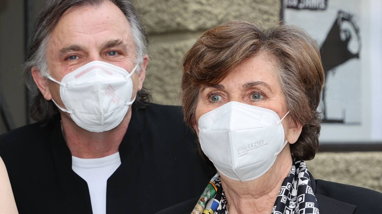 Festspielpräsidentin Helga Rabl-Stadler und Intendant Markus Hinterhäuser mit weißen Schutzmasken.  