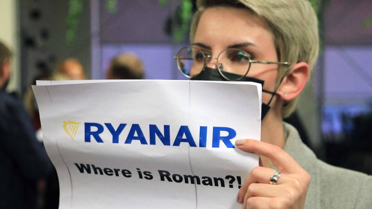 Die Ryanair-Maschine landete mit mehr als achtstündiger Verspätung in Litauen, dort protestierten viele gegen die Verhaftung von Roman Protassewitsch. 
