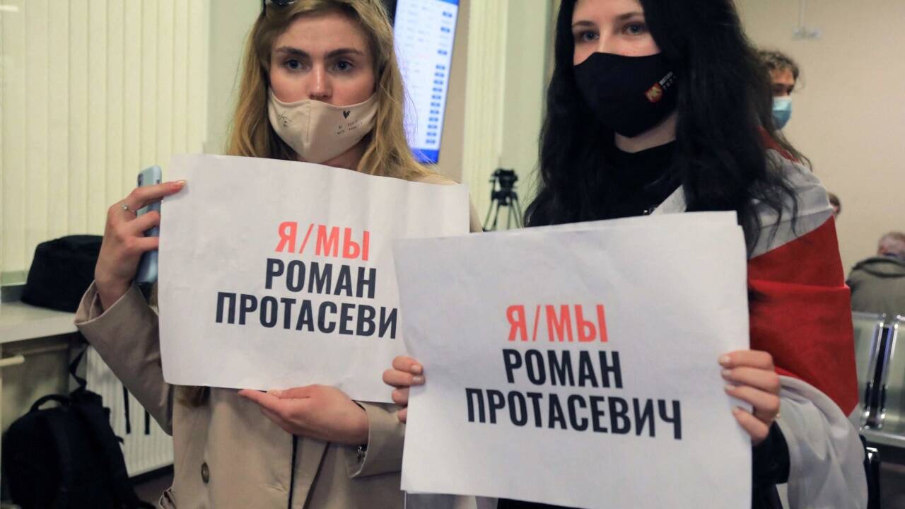 Die Ryanair-Maschine landete mit mehr als achtstündiger Verspätung in Litauen, dort protestierten viele gegen die Verhaftung von Roman Protassewitsch. 