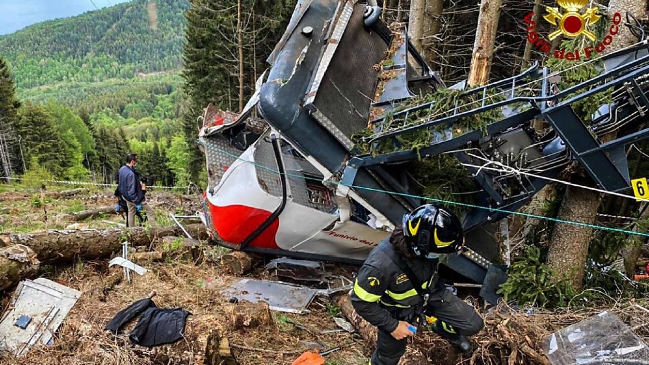 Rettungskräfte bei abgestürzter Gondel nahe des Lago Maggiore 
