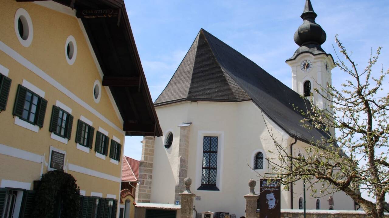 <strong>Die am 17. Juni 1520</strong> geweihte Wallfahrtskirche Maria im Mösl im Stille-Nacht-Ort Arnsdorf ist ein barockes Juwel.  