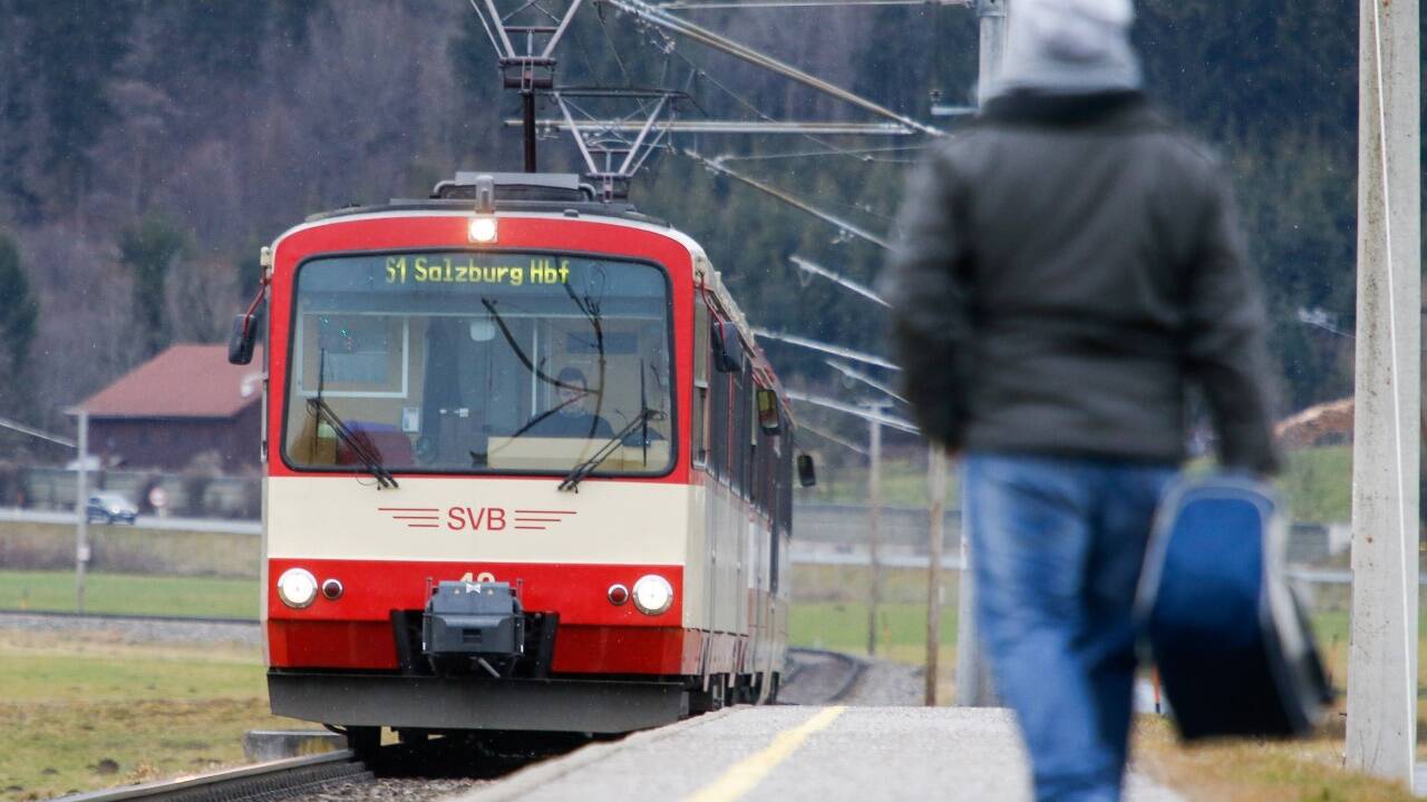 Auch im Bereich Anthering ist der Bau einer Begleitstraße angedacht. Dort soll aber erst 2026 an einem doppelgleisigen Abschnitt gearbeitet werden (Archivbild). 