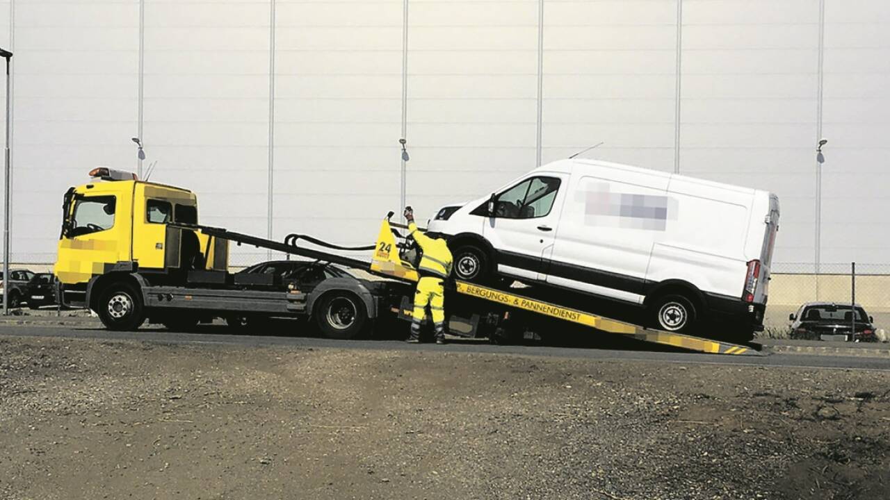 Ende einer prekären Dienstfahrt: Die Finanz beschlagnahmte nahe dem Amazon-Verteilerzentrum 26 Transporter eines Zustellunternehmens.BMF Ende einer prekären Dienstfahrt: Die Finanz beschlagnahmte nahe dem Amazon-Verteilerzentrum 26 Transporter eines Zustellunternehmens.BMF