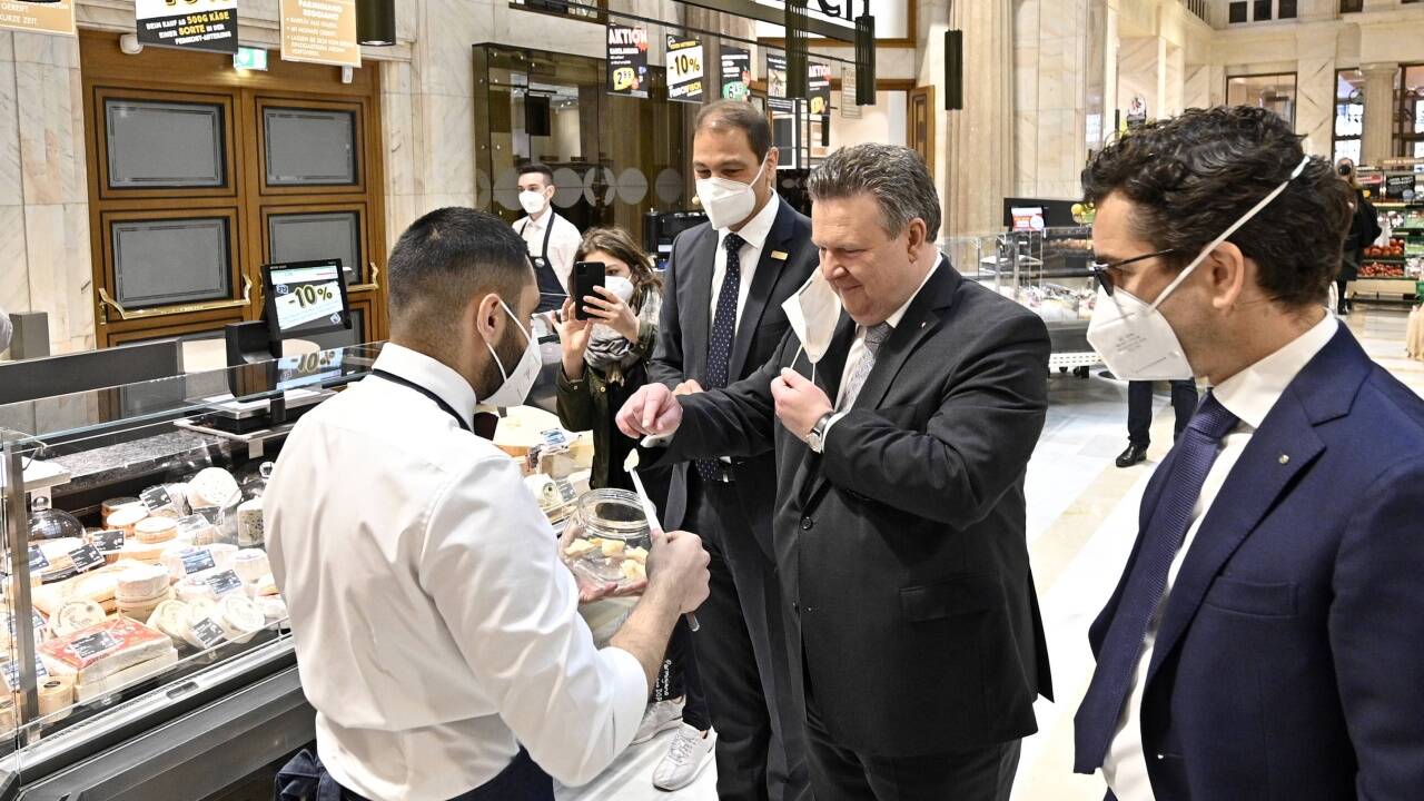 n der historischen Kassenhalle der Creditanstalt sind die Bankschalter den Feinkosttheken gewichen. Bürgermeister Michael Ludwig überzeugte sich bei der Eröffnung des Interspar von der Qualität der Produkte. 