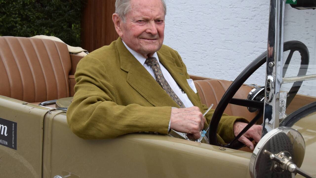 2011 gab der Vater dreier Kinder bekannt, in Mattsee, wo der in London Lebende einen Wohnsitz hat, ein Oldtimermuseum einrichten zu wollen. 2011 gab der Vater dreier Kinder bekannt, in Mattsee, wo der in London Lebende einen Wohnsitz hat, ein Oldtimermuseum einrichten zu wollen.