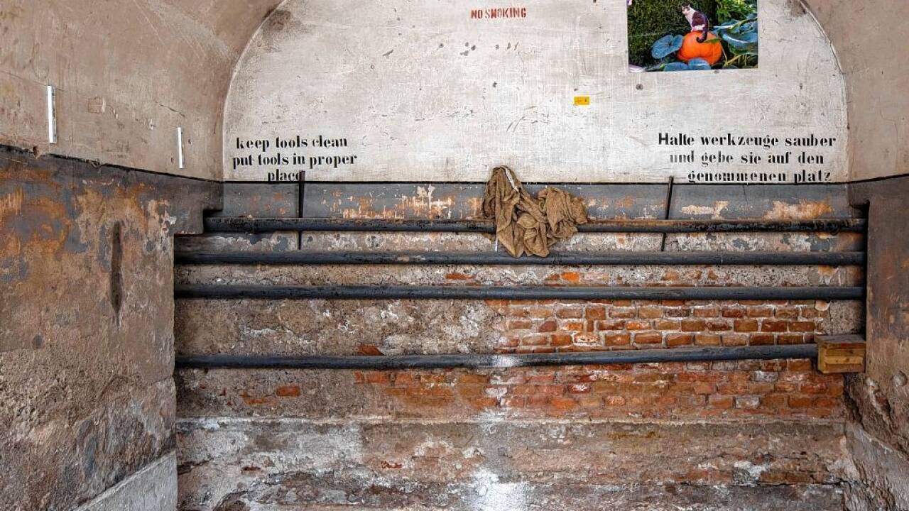 Blick in das Gewölbe im noch unrenovierten Zustand im Mai 2020. Diese Inschriften aus der NS- und Besatzungszeit sind hinter einer Wandverkleidung verschwunden.  