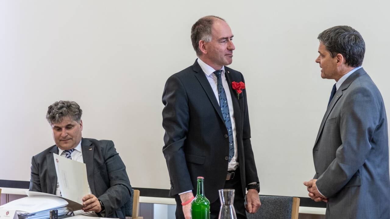 Bei der Angelobung der neuen Gemeindevertretung am 17. April 2019: Bürgermeister Alexander Stangassinger (SPÖ, stehend, mit Bezirkshauptmann Helmut Fürst, r.) und Stadtamtsdirektor Erich Angerer (sitzend). adi aschauer 
