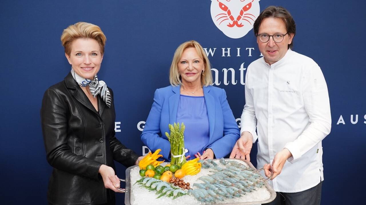 Präsentierten am 19. Mai die Blaue Garnele und ihre Zubereitungsarten im Steirereck: Ingrid Flick von White Panther mit Birgit und Heinz Reitbauer.   Präsentierten am 19. Mai die Blaue Garnele und ihre Zubereitungsarten im Steirereck: Ingrid Flick von White Panther mit Birgit und Heinz Reitbauer.