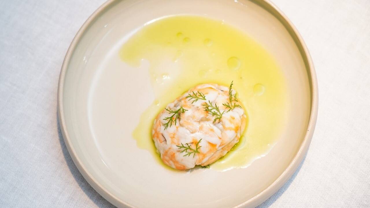 Heinz Reitbauer umgarnte am 19. Mai die Gebirgsgarnele mit Aromen wie einer Marinade aus Gersten-Mohn-Koji, Ingwerblatt-Öl und Schafgarbe, ...  Heinz Reitbauer umgarnte am 19. Mai die Gebirgsgarnele mit Aromen wie einer Marinade aus Gersten-Mohn-Koji, Ingwerblatt-Öl und Schafgarbe, ...