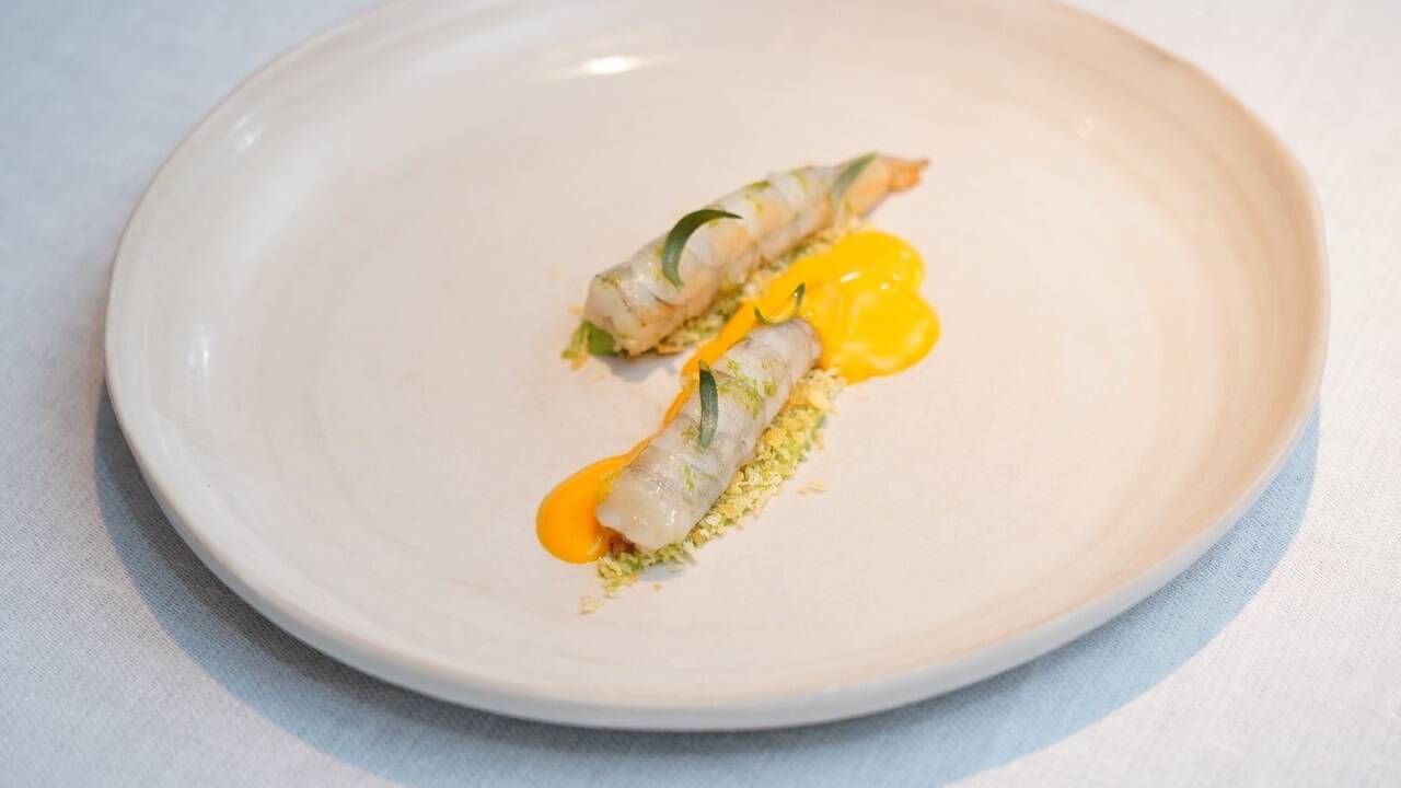 ... confierte die Garnelen sanft in Olivenöl und begleitete sie mit einer „Wiener Melange“ aus Dotter, Kapern, Gurkerln, weißem Pfeffer ...  ... confierte die Garnelen sanft in Olivenöl und begleitete sie mit einer „Wiener Melange“ aus Dotter, Kapern, Gurkerln, weißem Pfeffer ...