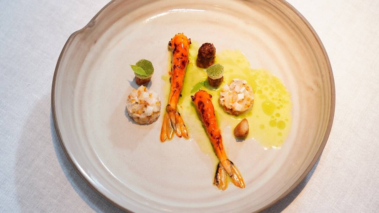 ... und lackierte die Styli mehrmals, grillte sie und gesellte sie zu Spargel mit Verbene sowie Kokosfleisch mit Hanf.  ... und lackierte die Styli mehrmals, grillte sie und gesellte sie zu Spargel mit Verbene sowie Kokosfleisch mit Hanf.