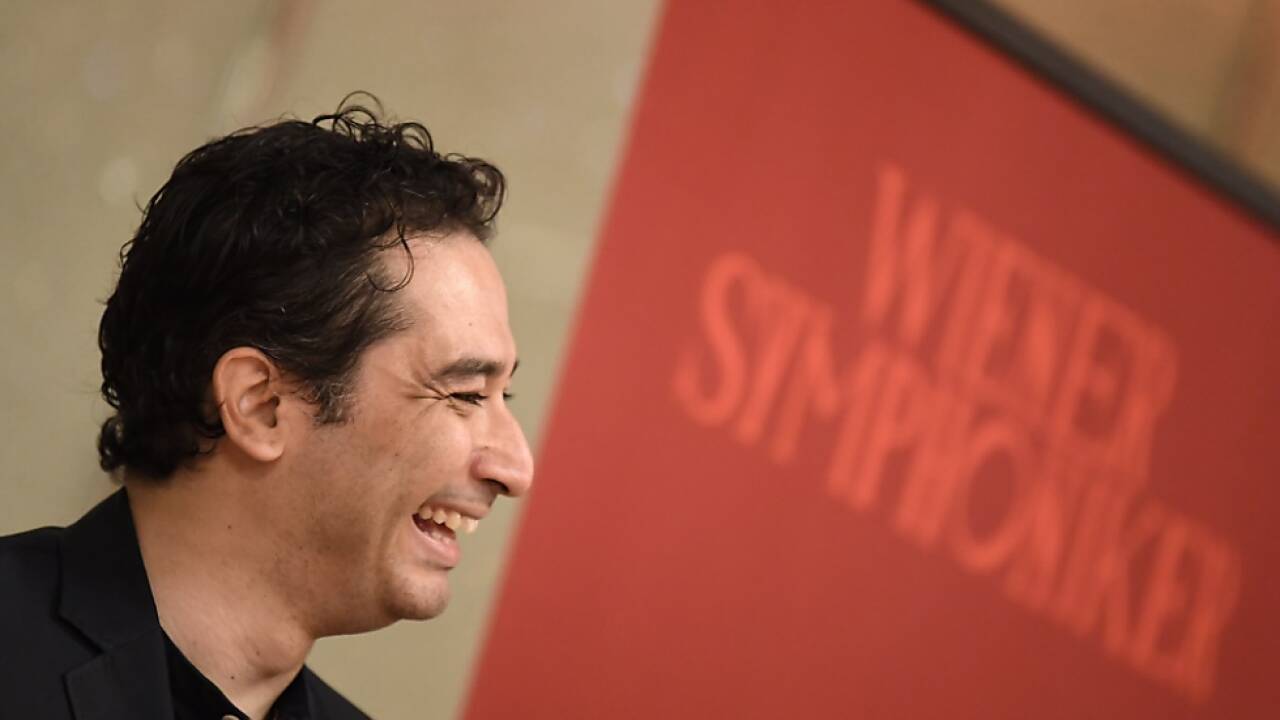 Bei mehr als 60 Konzerten steht Orozco-Estrada selbst am Pult. Bei mehr als 60 Konzerten steht Orozco-Estrada selbst am Pult.