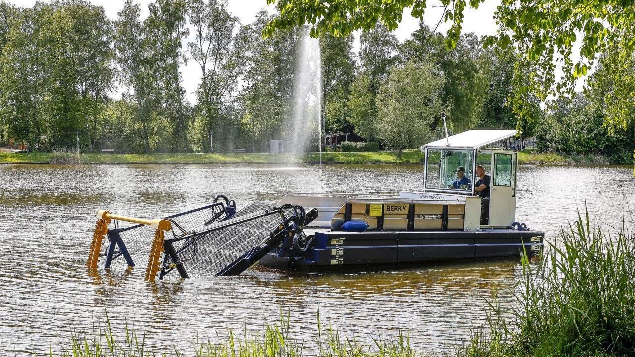 Das neue Bürmooser Mähboot im Einsatz.  