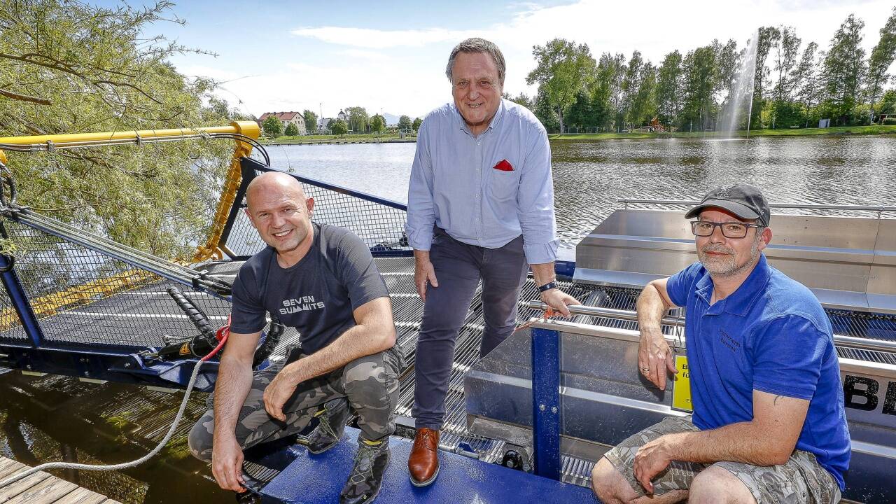 Die Fischer Reinhard Wagner (links) und Walter Stadler (rechts) sowie Bgm. Fritz Kralik sind zufrieden. 