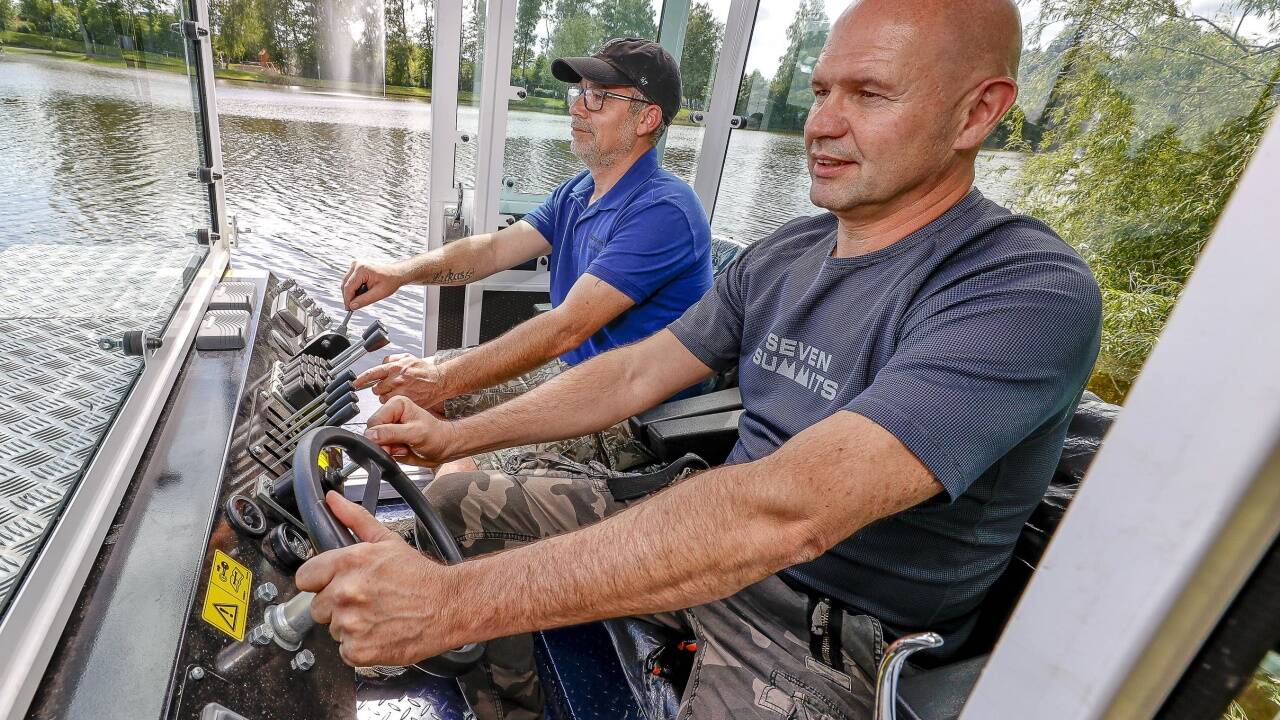 Reinhard Wagner und Walter Stadler am Steuer. 