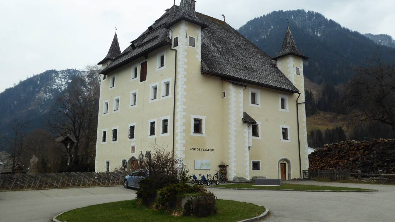 Schloss Saalhof und wie es im Jahr 1916 Anton Faistauer malte.  