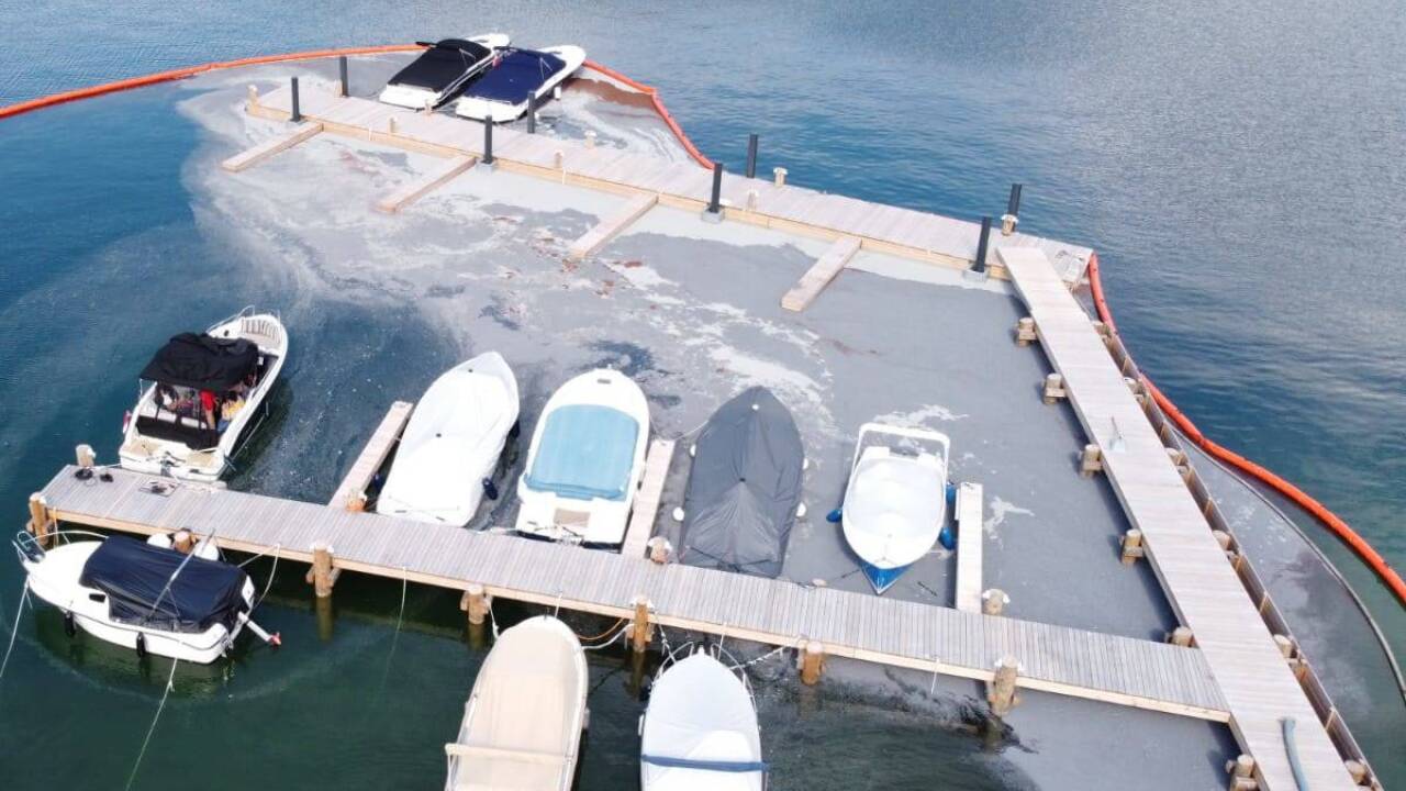 Von oben betrachtet: Der Ölteppich auf dem Wolfgangsee in St. Gilgen. 