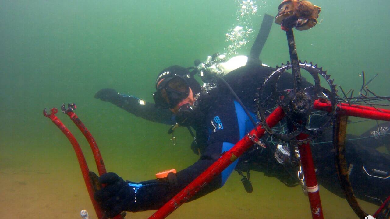 Die österreichischen Umwelttaucher machen immer wieder Tauchgänge in den Seen des Salzkammerguts – und finden dabei allerhand, wie etwa ein altes Fahrrad. 