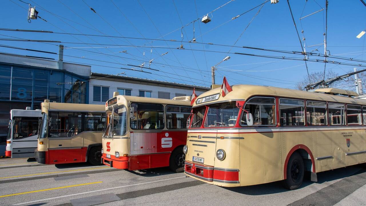 Zumindest die vier betriebsfähigen Fahrzeuge hätte der Verein gerne in der Remise in der Alpenstraße behalten. Dort standen sie im Herbst 2018 als Verstärkung noch hoch im Kurs (Archivbild). Zumindest die vier betriebsfähigen Fahrzeuge hätte der Verein gerne in der Remise in der Alpenstraße behalten. Dort standen sie im Herbst 2018 als Verstärkung noch hoch im Kurs (Archivbild).