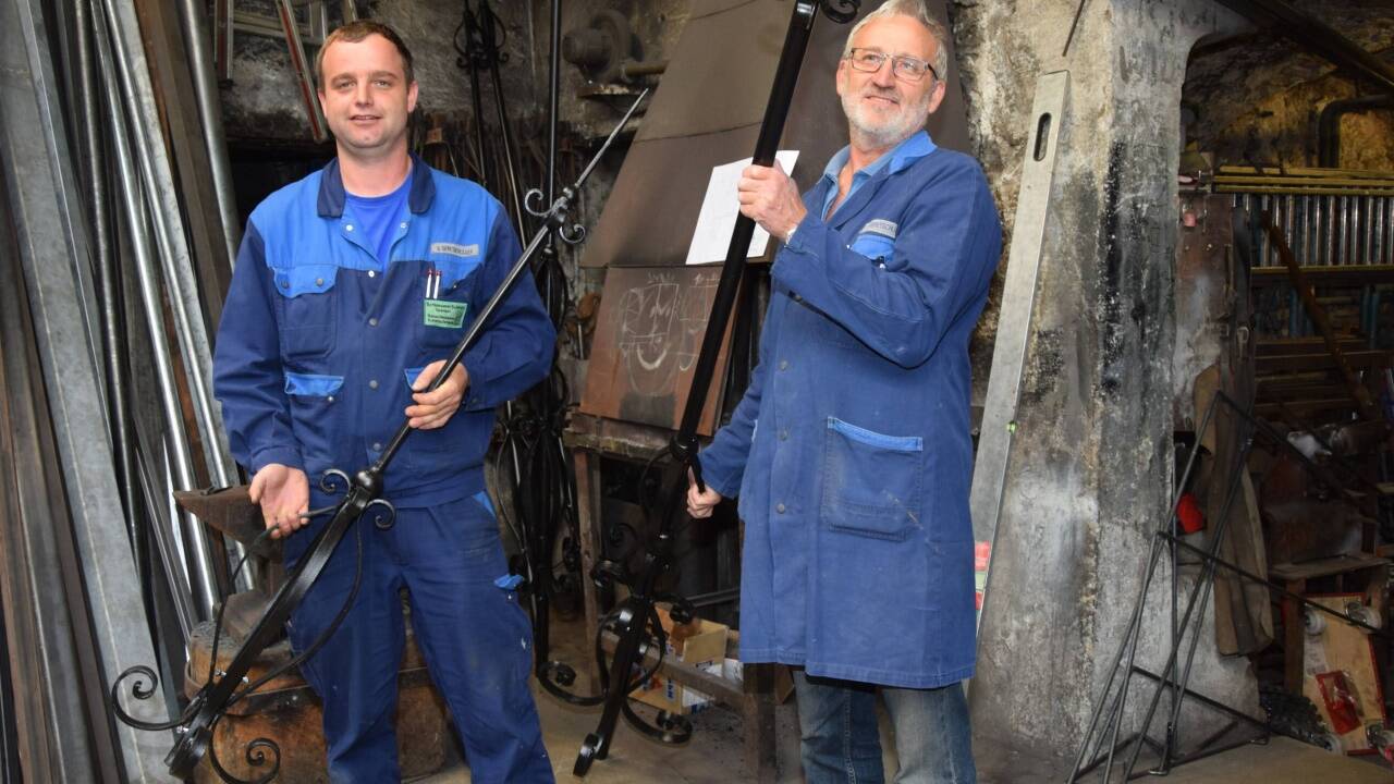Stefan und Josef Geretschläger mit geschmiedeten Blitzableitern. 