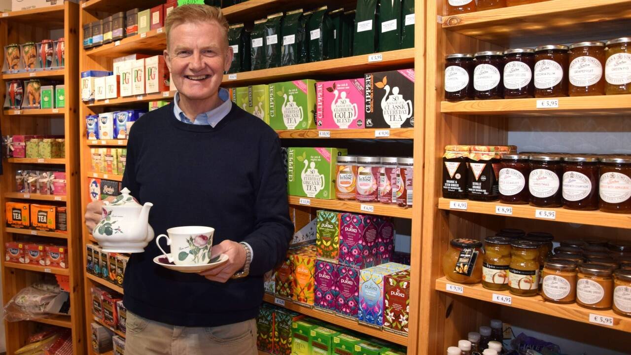 Er kann nach wie vor lachen: „Tea and Marmalade“, die Orangenmarmelade, sind die Renner im English Shop von Chris Clee in der Kaigasse.  