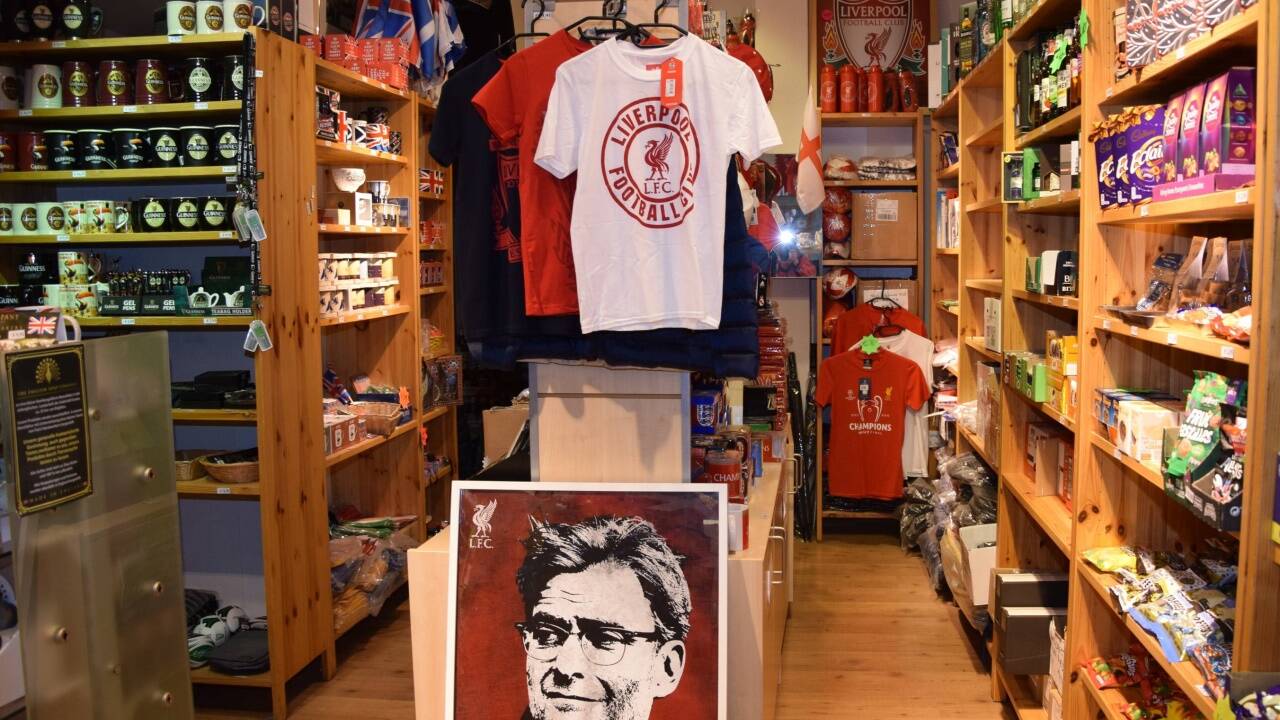 Nicht zu verkennen: der English-Spop ist offizieller Partner des FC Liverpool. 
