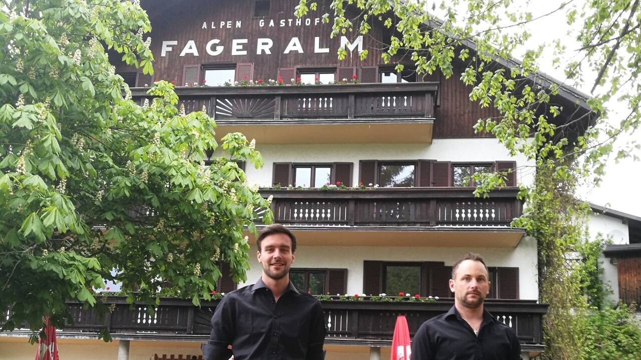 René Huber (li) und Thomas Ammerer führen vorerst die Fageralm in Elsbethen weiter.  