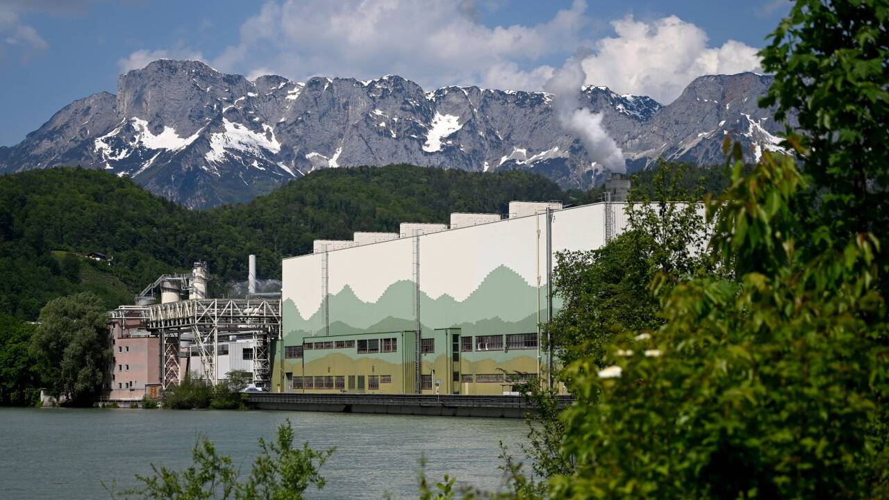  Bei einem Gasunfall in der Firma AustroCel in Hallein ist Mittwoch früh ein Mitarbeiter ums Leben gekommen. 