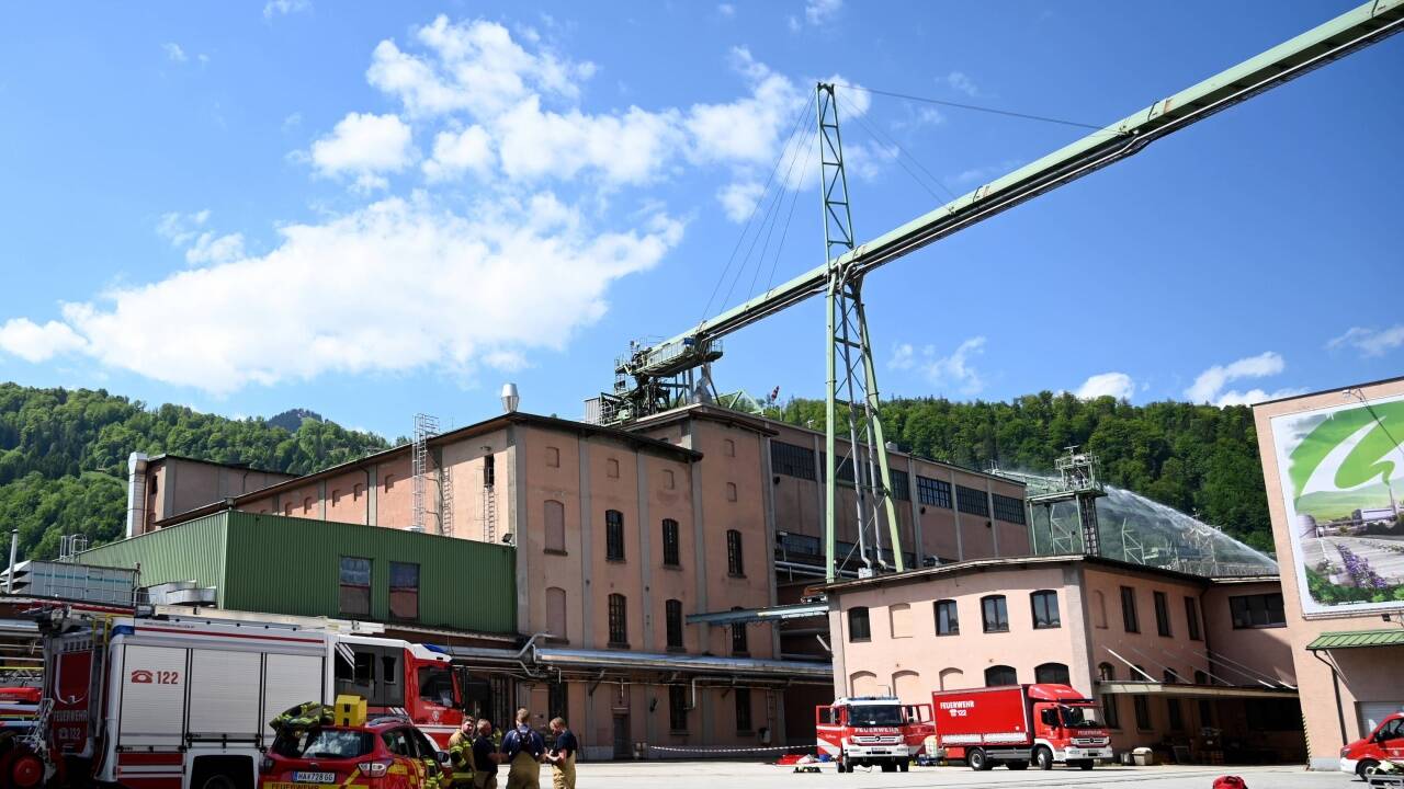  Bei einem Gasunfall in der Firma AustroCel in Hallein ist Mittwoch früh ein Mitarbeiter ums Leben gekommen. 