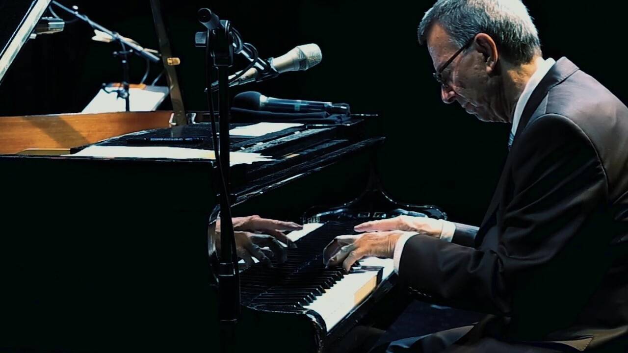 Adi Jüstel beim Jubiläumskonzert für Ella Fitzgerald im Salzburger Landestheater. 
