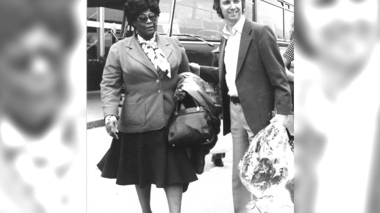 Empfang für die große Jazzlady: Adi Jüstel mit Ella Fitzgerald im Jahr 1977. 