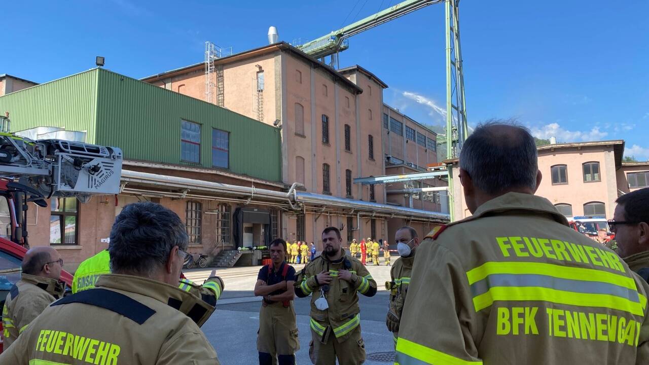  Bei einem Gasunfall in der Firma AustroCel in Hallein ist Mittwoch früh ein Mitarbeiter ums Leben gekommen. 