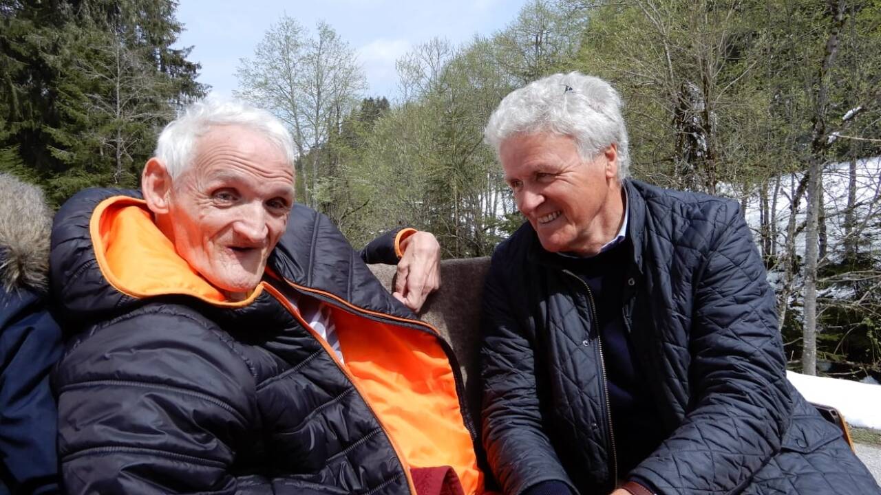 Joch Weißbacher zu Besuch bei seinem behinderten Bruder Ernst. „Er bereichert unser Leben.“ Joch Weißbacher zu Besuch bei seinem behinderten Bruder Ernst. „Er bereichert unser Leben.“
