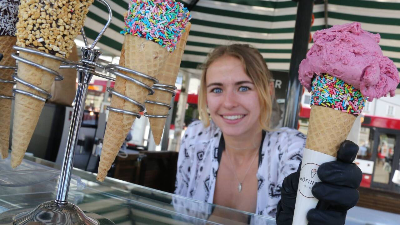 Victoria Egger mit dem Uhudler-Eis von Höfinger am Kiosk am Hanuschplatz.  