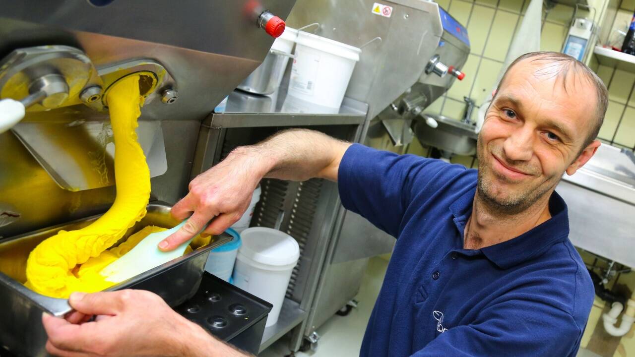In der Eisgrotte in der Getreidegasse wird das Eis täglich frisch produziert. Teso Peric gehört seit 21 Jahren zum Team.  