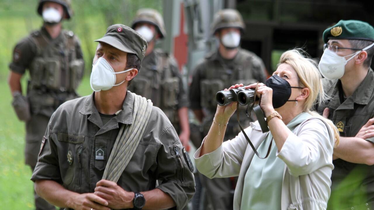 Wohin geht das Bundesheer? – Verteidigungsministerin Klaudia Tanner (ÖVP) bei einem Besuch im Gebirgskampfzentrum in Saalfelden im Mai.Bundesheer/Wolfgang Riedlsperger 