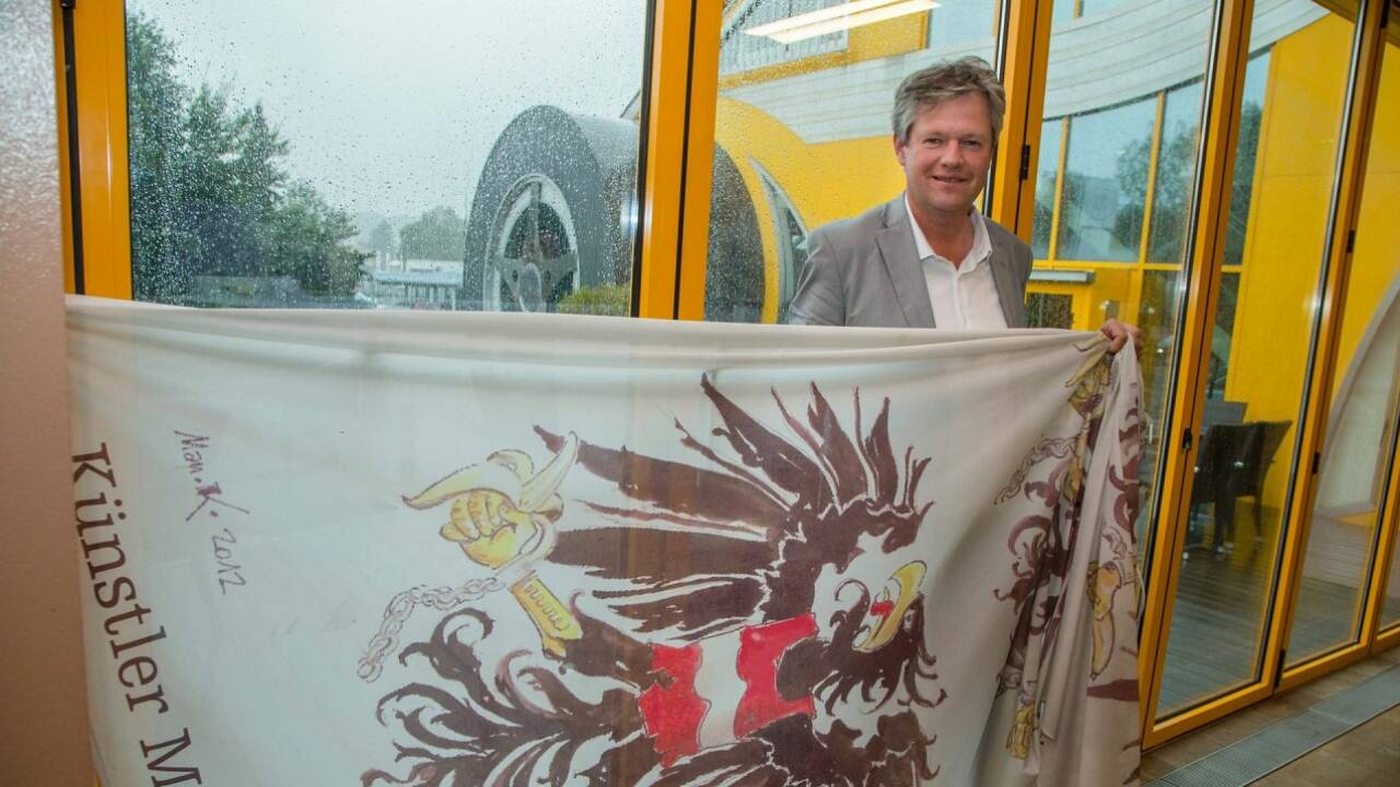Ansturm auf Bananenrepublik-Fahne: "Alle wollen diese Adler"