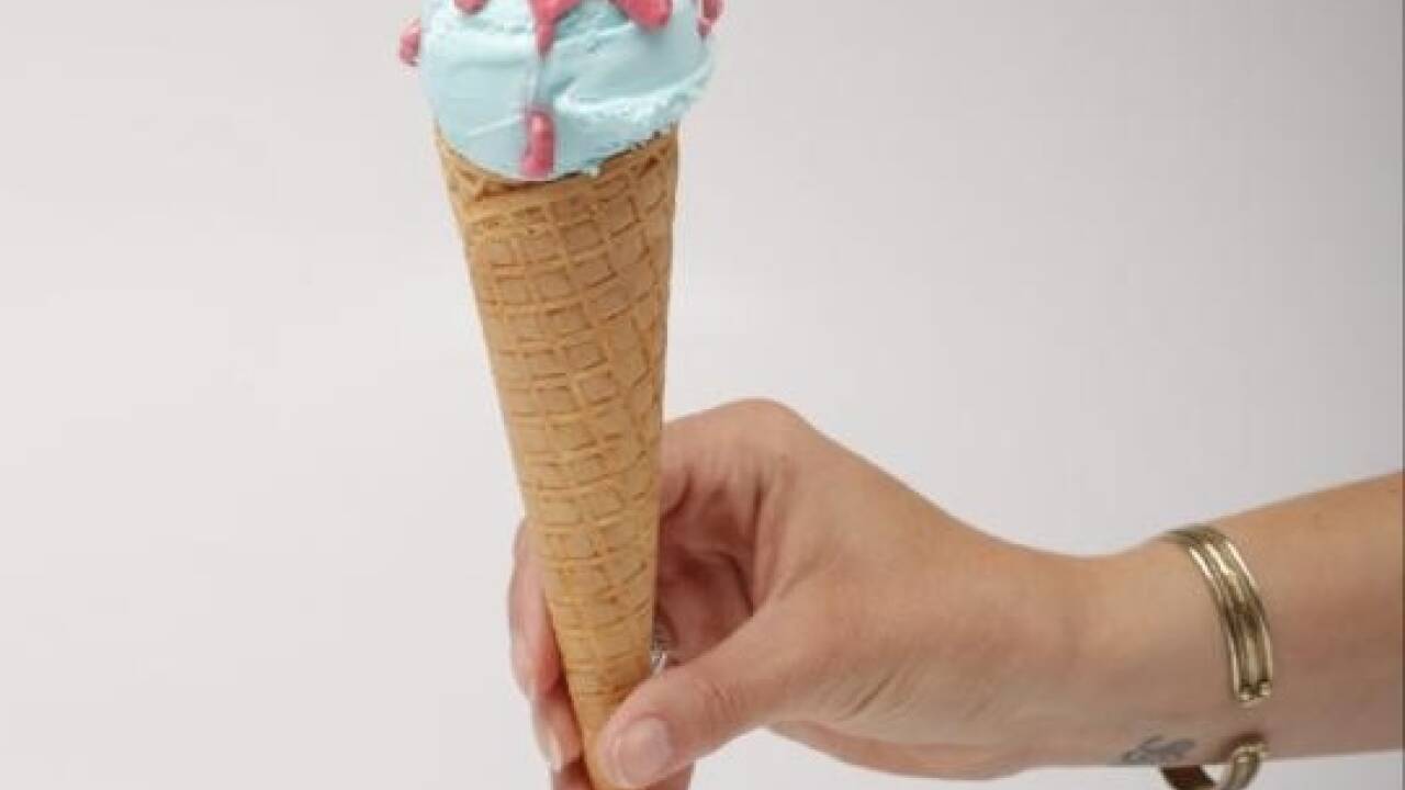 Die neueste Kreation von Icezeit: blaues Bananeneis mit rosa Knisterbrause.  
